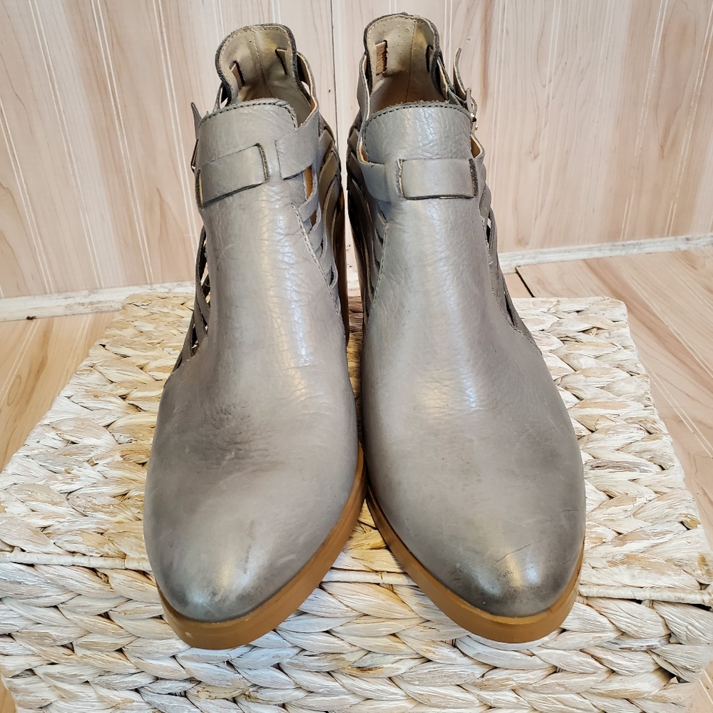 Latigo Anthropologie Gray Leather Jasmine Ankle Booties Buckles Straps Size 8M - Picture 3 of 7